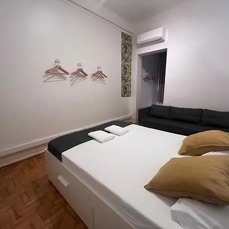 Auberge de jeunesse Castilho 63 & *